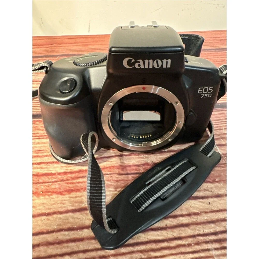Canon EOS 750 Camera + Case - WORKING